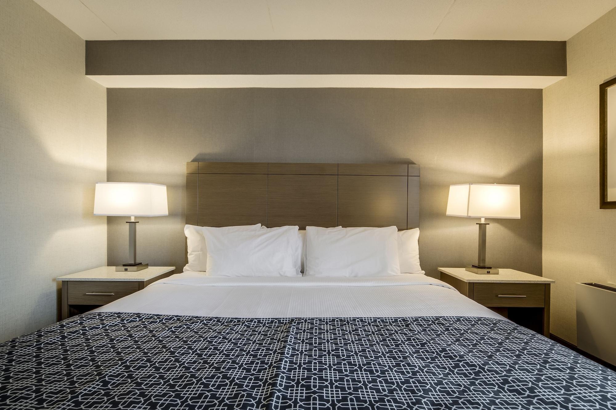 Monte Carlo Inn Airport Suites Мисисага Екстериор снимка