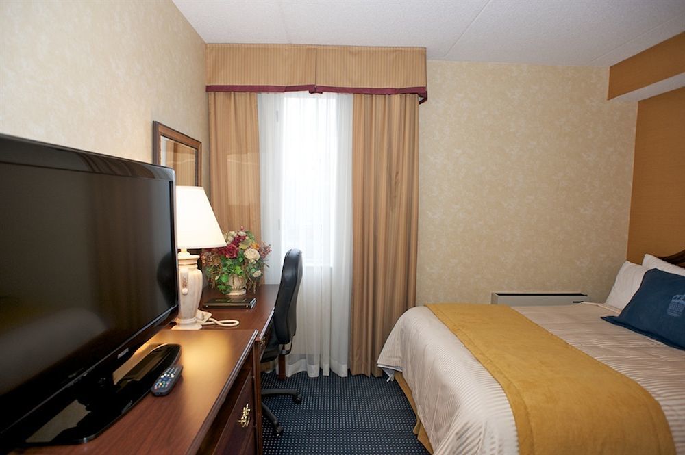 Monte Carlo Inn Airport Suites Мисисага Екстериор снимка