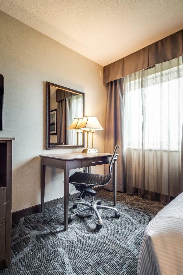 Monte Carlo Inn Airport Suites Мисисага Екстериор снимка