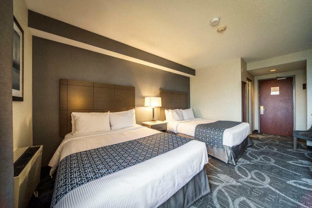 Monte Carlo Inn Airport Suites Мисисага Екстериор снимка