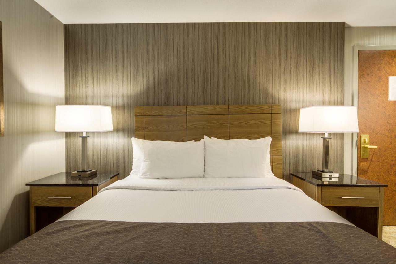 Monte Carlo Inn Airport Suites Мисисага Екстериор снимка