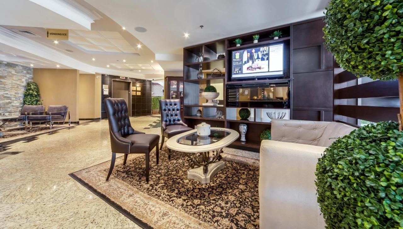 Monte Carlo Inn Airport Suites Мисисага Екстериор снимка